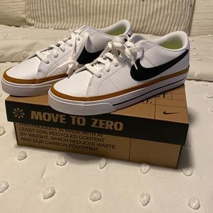 Never worn women's Nike court legacy tennis shoes